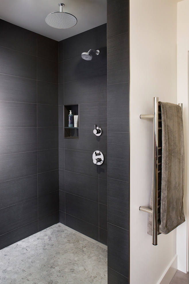 Foto de cuarto de baño contemporáneo con ducha abierta, baldosas y/o azulejos negros, baldosas y/o azulejos de porcelana, paredes blancas, suelo de mármol, suelo gris y ducha abierta