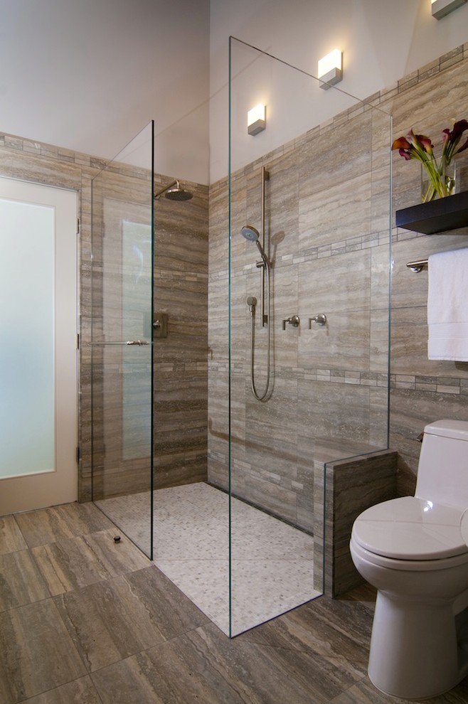 サンフランシスコにあるラグジュアリーなモダンスタイルのおしゃれな浴室 (バリアフリー、一体型トイレ	、グレーのタイル、石タイル) の写真