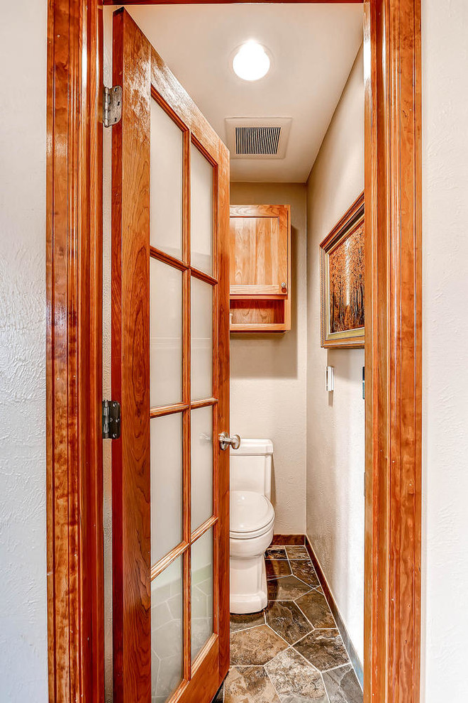 Inspiration pour une grande salle de bain principale chalet en bois clair avec un placard à porte plane, une baignoire indépendante, une douche double, un carrelage bleu, mosaïque, un mur beige, sol en béton ciré, un lavabo encastré et un plan de toilette en calcaire.