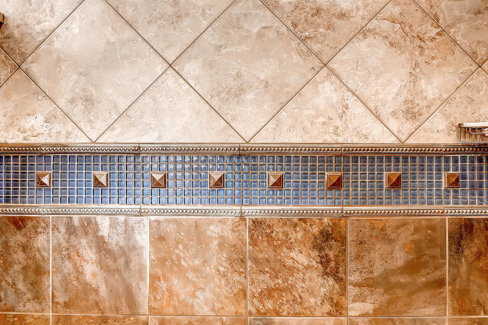 Идея дизайна: большая главная ванная комната в стиле рустика с плоскими фасадами, светлыми деревянными фасадами, отдельно стоящей ванной, двойным душем, синей плиткой, плиткой мозаикой, бежевыми стенами, бетонным полом, врезной раковиной и столешницей из известняка