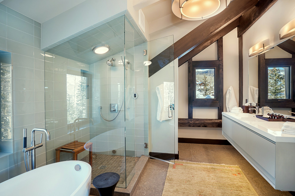 Inspiration för moderna en-suite badrum, med ett fristående badkar, en hörndusch, grå kakel, glaskakel, ett integrerad handfat och dusch med gångjärnsdörr