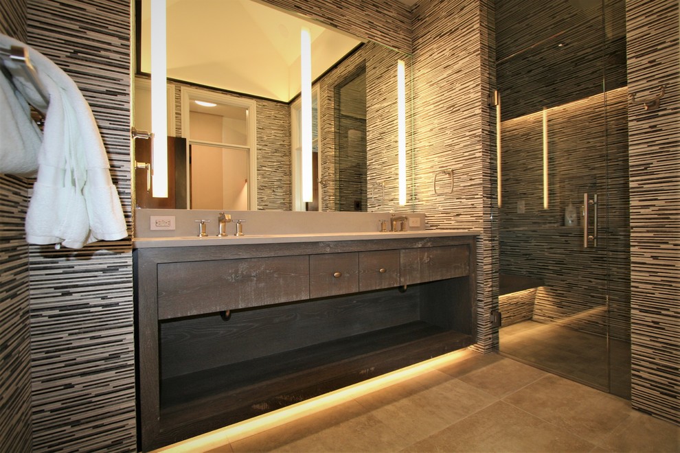 Свежая идея для дизайна: главная ванная комната среднего размера в современном стиле с открытыми фасадами, серыми фасадами, отдельно стоящей ванной, душем без бортиков, черно-белой плиткой, врезной раковиной, столешницей из бетона, душем с распашными дверями, удлиненной плиткой, коричневыми стенами и коричневым полом - отличное фото интерьера