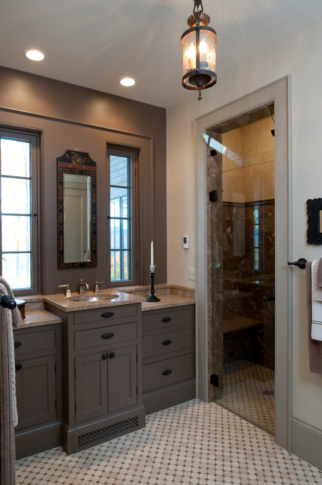 Klassisk inredning av ett mellanstort en-suite badrum, med ett undermonterad handfat, luckor med infälld panel, grå skåp, marmorbänkskiva, en dusch i en alkov och klinkergolv i keramik