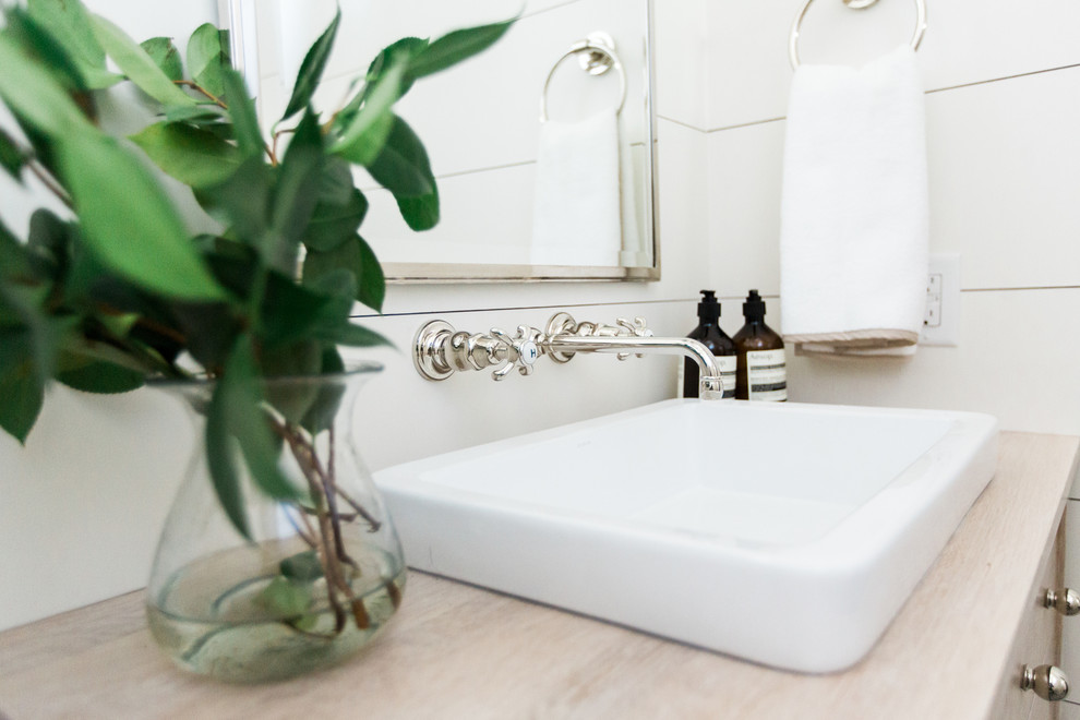 Klassisches Badezimmer mit weißer Wandfarbe, Zementfliesen für Boden, Waschtischkonsole und buntem Boden in Salt Lake City