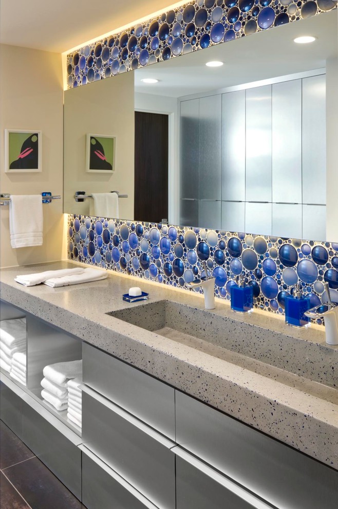 На фото: ванная комната в современном стиле с раковиной с несколькими смесителями, плоскими фасадами, серыми фасадами, синей плиткой, плиткой мозаикой и бежевыми стенами