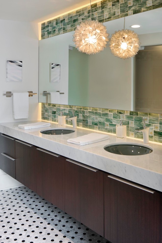 Cette photo montre une salle de bain tendance en bois foncé avec un lavabo encastré, un placard à porte plane, un carrelage vert, un mur blanc, un sol en carrelage de terre cuite et du carrelage bicolore.