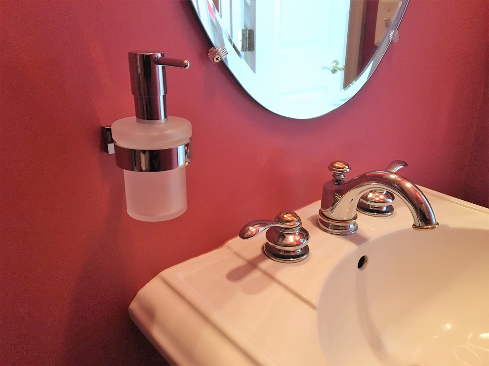 ワシントンD.C.にある低価格の小さなトラディショナルスタイルのおしゃれなバスルーム (浴槽なし)の写真