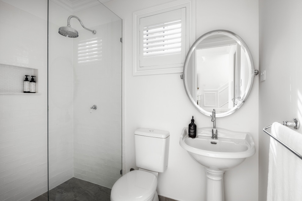Exempel på ett mellanstort klassiskt vit vitt en-suite badrum, med skåp i shakerstil, vita skåp, ett fristående badkar, en dubbeldusch, en toalettstol med hel cisternkåpa, vit kakel, keramikplattor, vita väggar, klinkergolv i keramik, ett undermonterad handfat, bänkskiva i kvarts, grått golv och dusch med gångjärnsdörr