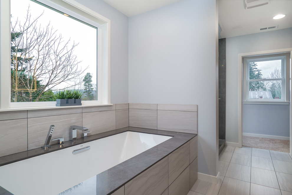 Inspiration för mellanstora moderna en-suite badrum, med möbel-liknande, skåp i mörkt trä, ett undermonterat badkar, en öppen dusch, en bidé, grå kakel, grå väggar, ett undermonterad handfat och bänkskiva i kvarts