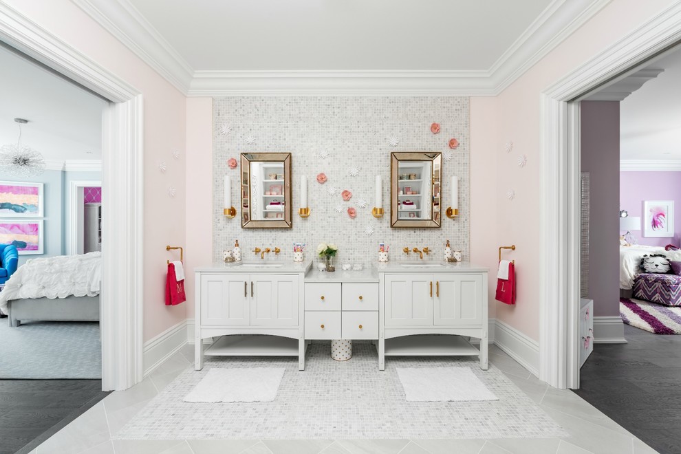 Idéer för vintage badrum för barn, med skåp i shakerstil, vita skåp, rosa väggar, ett undermonterad handfat och grått golv