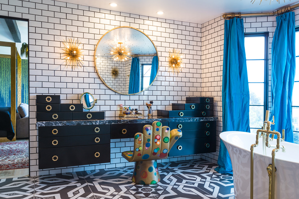 Источник вдохновения для домашнего уюта: главная ванная комната в стиле фьюжн с плоскими фасадами, черными фасадами, отдельно стоящей ванной и зеркалом с подсветкой