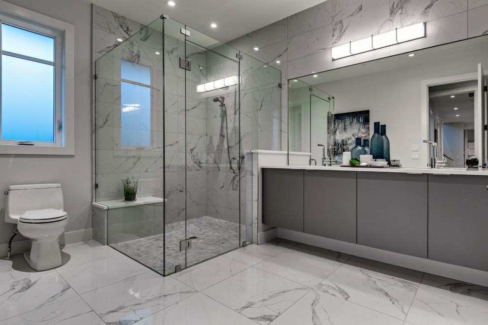 Modernes Badezimmer En Suite mit flächenbündigen Schrankfronten, grauen Schränken, bodengleicher Dusche, Toilette mit Aufsatzspülkasten, grauen Fliesen, grauer Wandfarbe, Porzellan-Bodenfliesen, Unterbauwaschbecken und Quarzwerkstein-Waschtisch in Vancouver