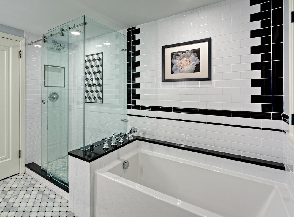 Aménagement d'une salle de bain classique de taille moyenne pour enfant avec un placard à porte shaker, des portes de placard blanches, une baignoire en alcôve, une douche d'angle, WC séparés, un carrelage blanc, un carrelage métro, un mur gris, un sol en marbre, un lavabo encastré, un plan de toilette en quartz modifié, un sol gris, une cabine de douche à porte coulissante et un plan de toilette noir.