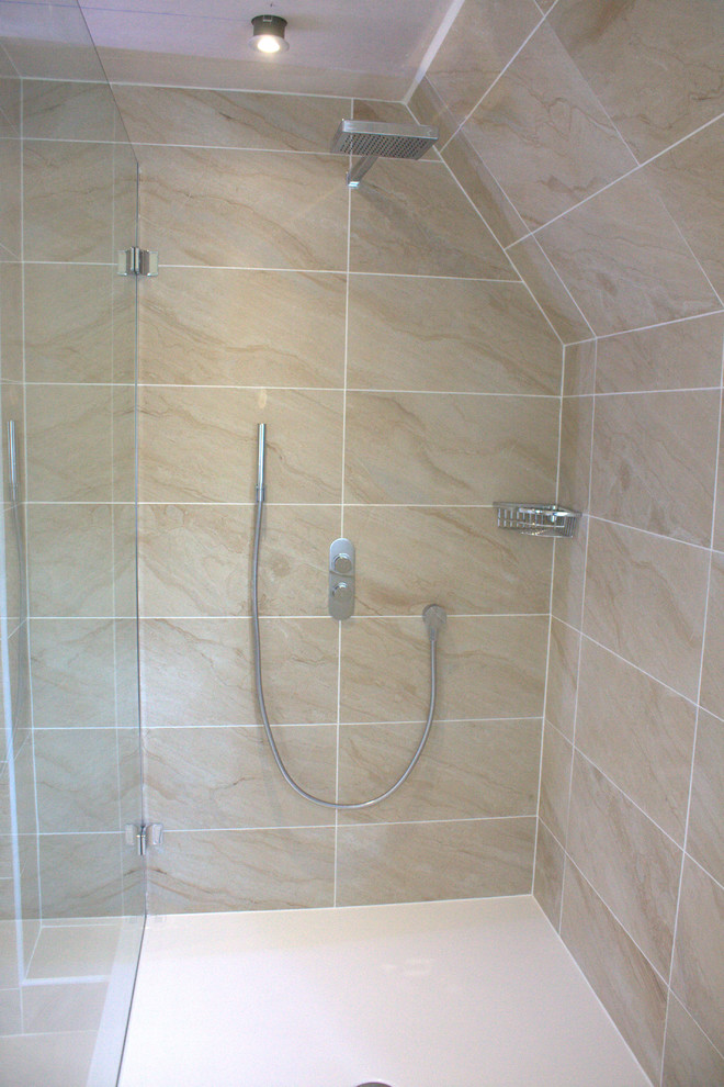 Immagine di una stanza da bagno contemporanea con vasca da incasso, doccia aperta e WC sospeso