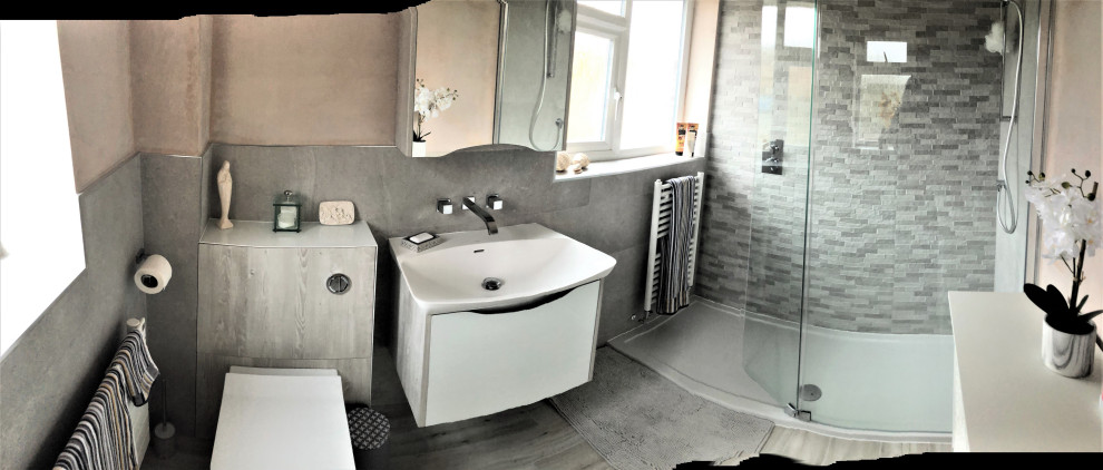 Ispirazione per una stanza da bagno con doccia minimalista di medie dimensioni con doccia aperta, piastrelle grigie, piastrelle in gres porcellanato, pavimento in gres porcellanato, pavimento grigio e doccia aperta