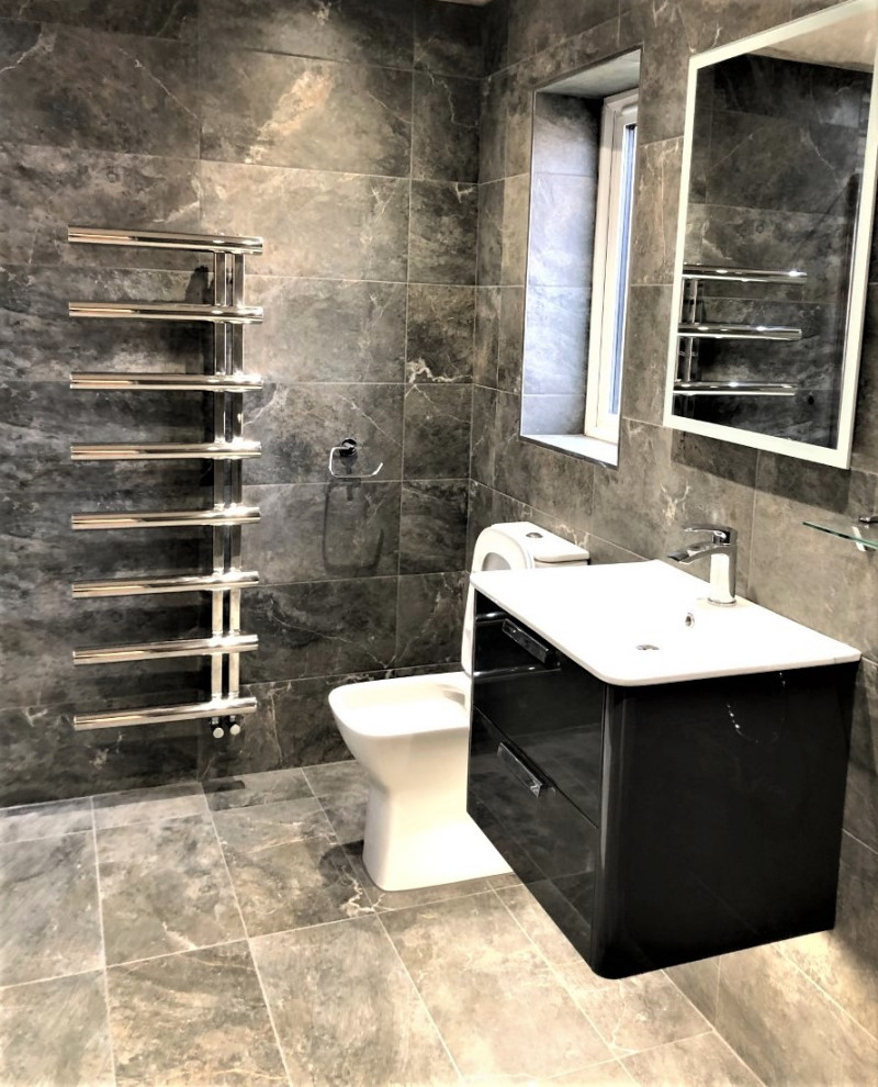 На фото: главная ванная комната среднего размера в стиле модернизм с открытым душем, разноцветной плиткой, керамогранитной плиткой, разноцветными стенами, полом из керамогранита, разноцветным полом и открытым душем с