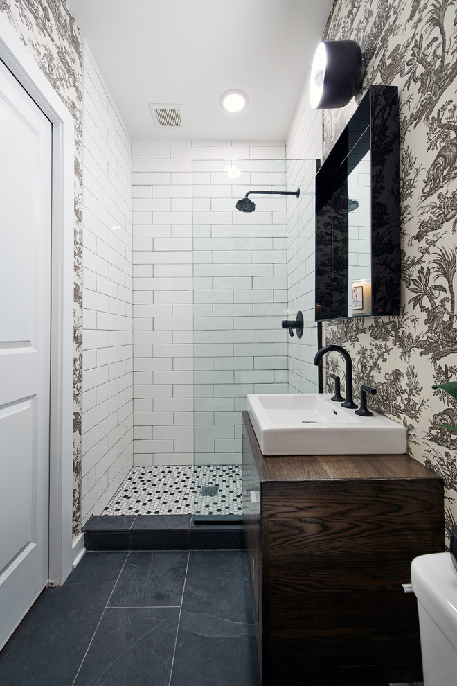 Foto di una stanza da bagno contemporanea con ante in legno bruno, WC monopezzo, pistrelle in bianco e nero, piastrelle a mosaico, pareti multicolore, pavimento in ardesia, lavabo a consolle e top in legno