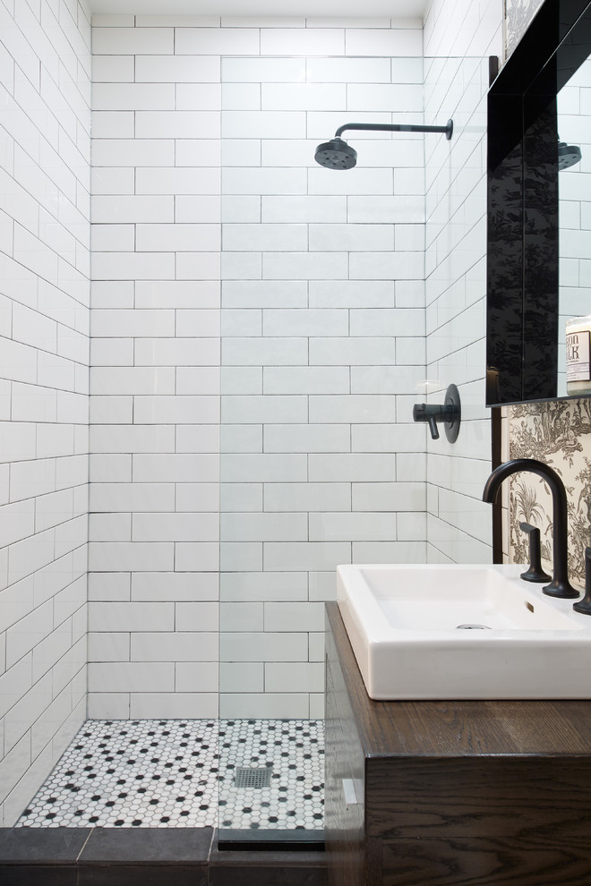 Immagine di una stanza da bagno contemporanea con ante in legno bruno, WC monopezzo, pistrelle in bianco e nero, piastrelle a mosaico, pareti multicolore, pavimento in ardesia, lavabo a consolle e top in legno
