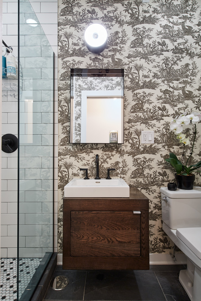 Пример оригинального дизайна: ванная комната в современном стиле с темными деревянными фасадами, разноцветными стенами, полом из сланца, столешницей из дерева, плоскими фасадами, раздельным унитазом, белой плиткой, плиткой кабанчик и настольной раковиной