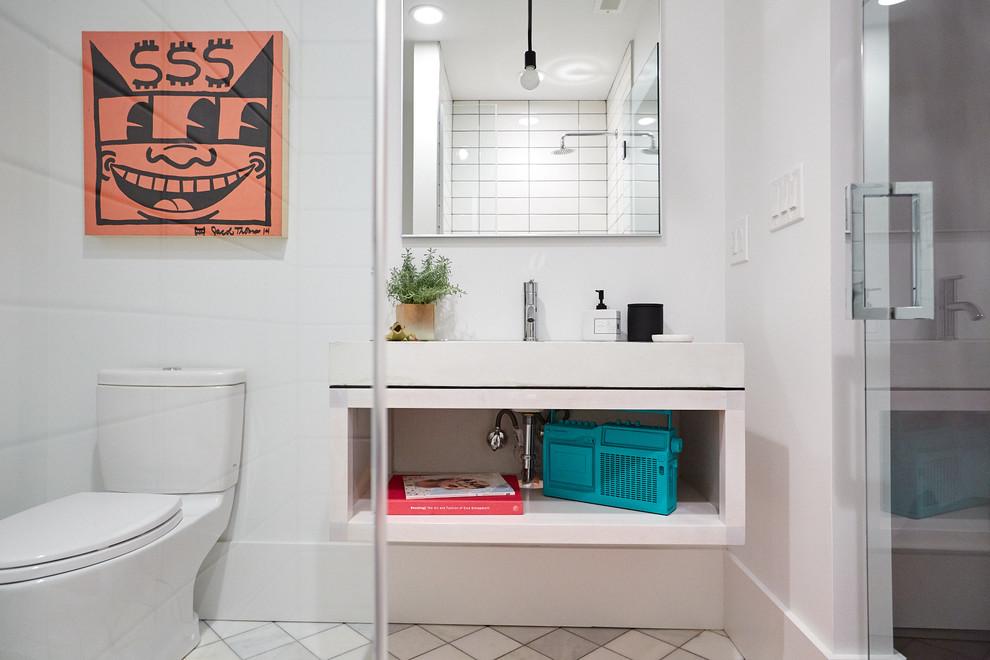 シカゴにあるお手頃価格のエクレクティックスタイルのおしゃれな浴室 (オープンシェルフ、白いキャビネット、分離型トイレ、白い壁、コンソール型シンク) の写真