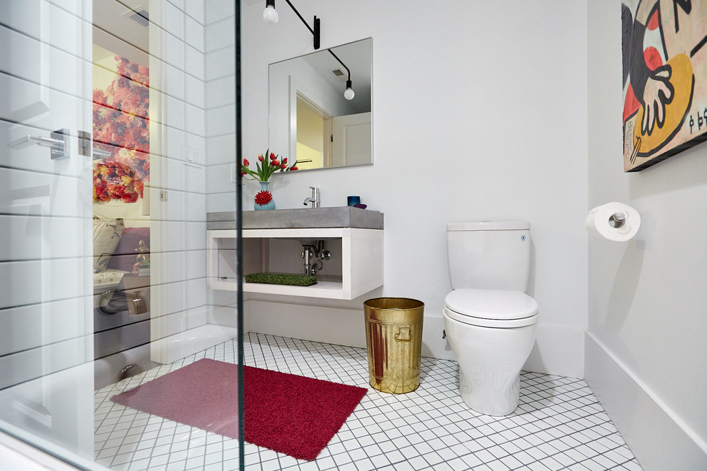 Inspiration för ett mellanstort eklektiskt badrum med dusch, med öppna hyllor, vita skåp, vit kakel, bänkskiva i betong, en dusch i en alkov, en toalettstol med separat cisternkåpa, keramikplattor, vita väggar, klinkergolv i keramik och ett integrerad handfat