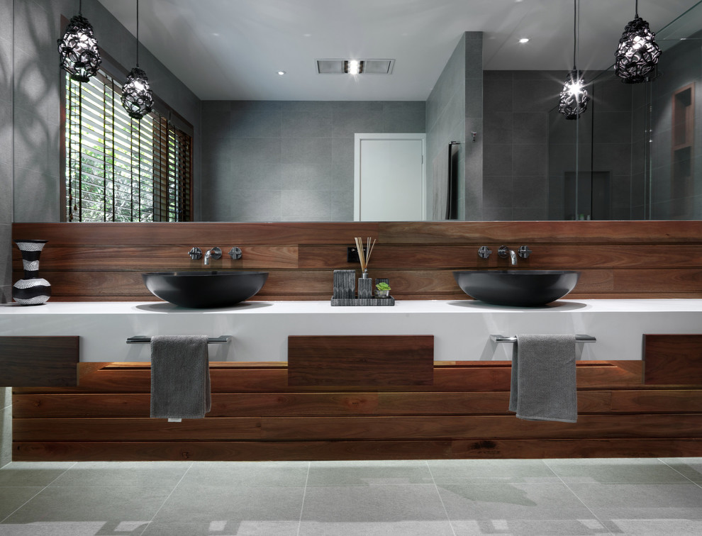 Idées déco pour une grande salle de bain principale contemporaine avec une vasque, un plan de toilette en marbre, un carrelage gris, des carreaux de béton, un mur gris et sol en béton ciré.