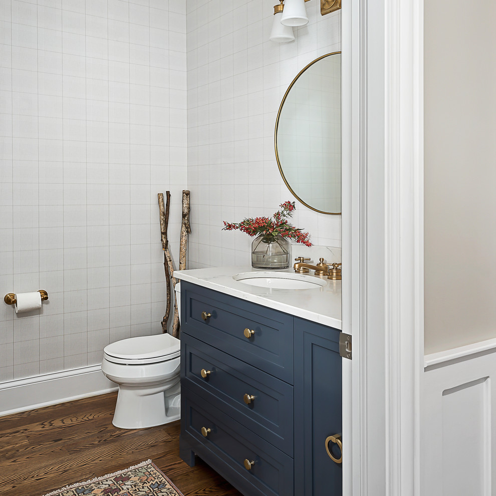 Esempio di una stanza da bagno classica di medie dimensioni con ante in stile shaker, ante blu, WC a due pezzi, pavimento in legno massello medio, lavabo sottopiano, top in quarzo composito e pavimento marrone