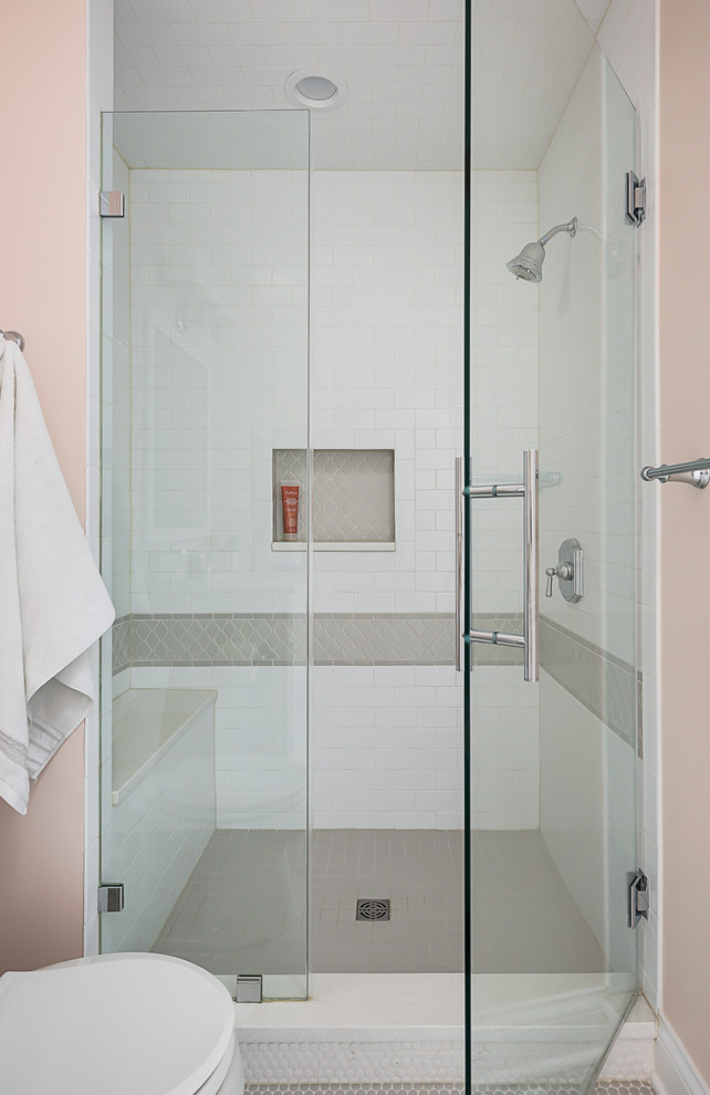 Inspiration för ett mellanstort vintage badrum, med möbel-liknande, vita skåp, en toalettstol med separat cisternkåpa, rosa väggar, mellanmörkt trägolv, ett undermonterad handfat, bänkskiva i kvarts och brunt golv
