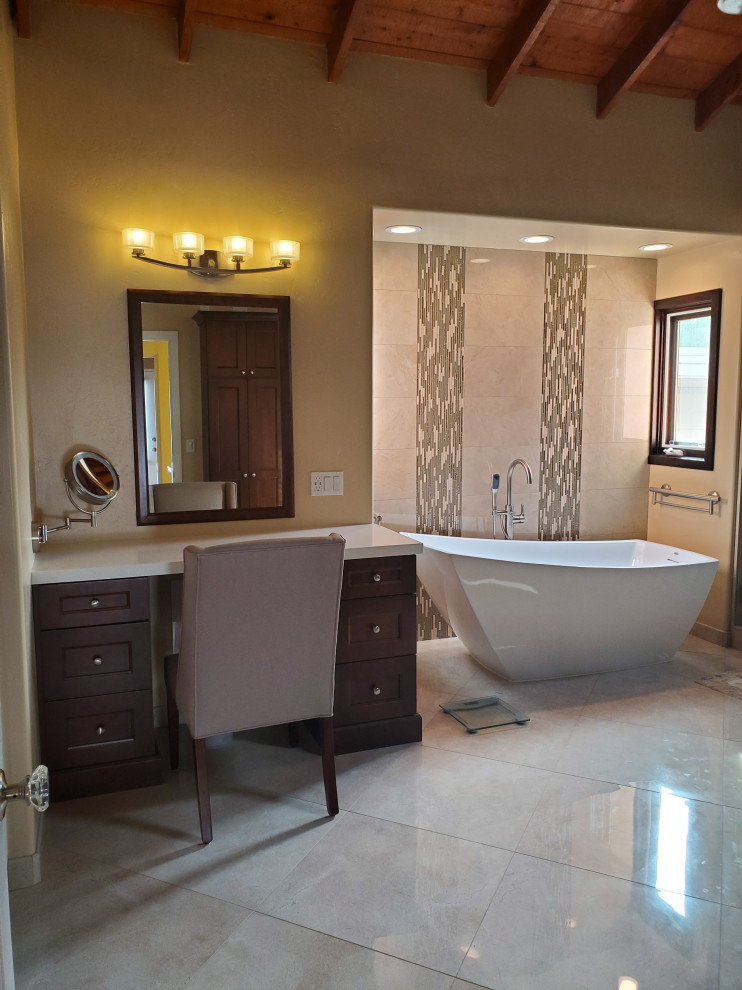 Inspiration för ett stort vintage en-suite badrum, med ett fristående badkar och dusch med gångjärnsdörr