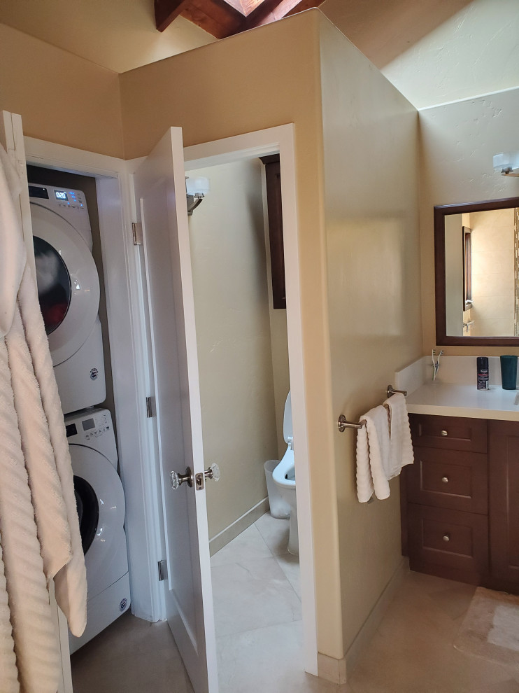 Стильный дизайн: большая главная ванная комната со стиральной машиной в стиле неоклассика (современная классика) с отдельно стоящей ванной, душем с распашными дверями, тумбой под одну раковину, встроенной тумбой и балками на потолке - последний тренд