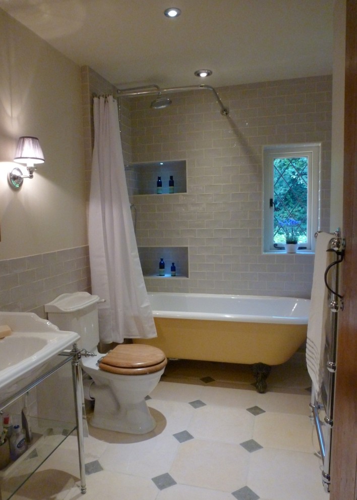 バークシャーにあるトラディショナルスタイルのおしゃれな浴室の写真