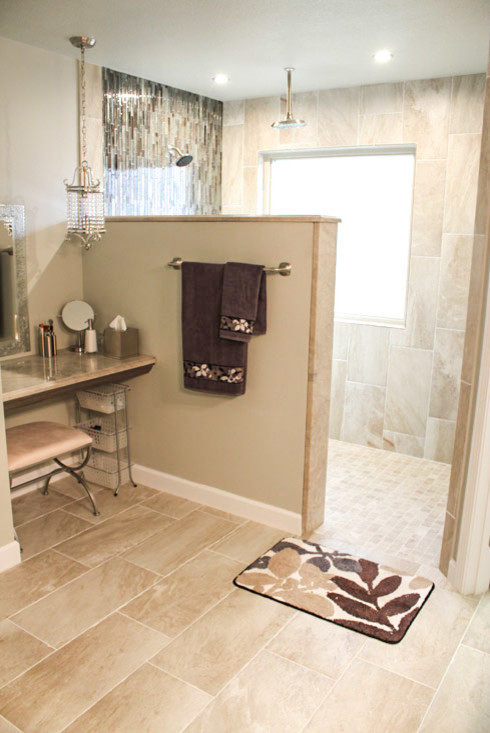 Idéer för ett modernt en-suite badrum, med ett nedsänkt handfat, skåp i shakerstil, grå skåp, granitbänkskiva, en öppen dusch, en toalettstol med hel cisternkåpa, flerfärgad kakel, porslinskakel, beige väggar och klinkergolv i porslin