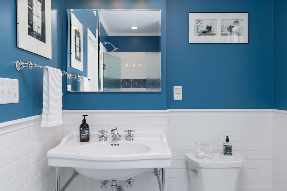 Свежая идея для дизайна: ванная комната среднего размера в стиле модернизм с душем в нише, раздельным унитазом, белой плиткой, плиткой кабанчик, синими стенами, душевой кабиной, подвесной раковиной, белым полом и душем с распашными дверями - отличное фото интерьера