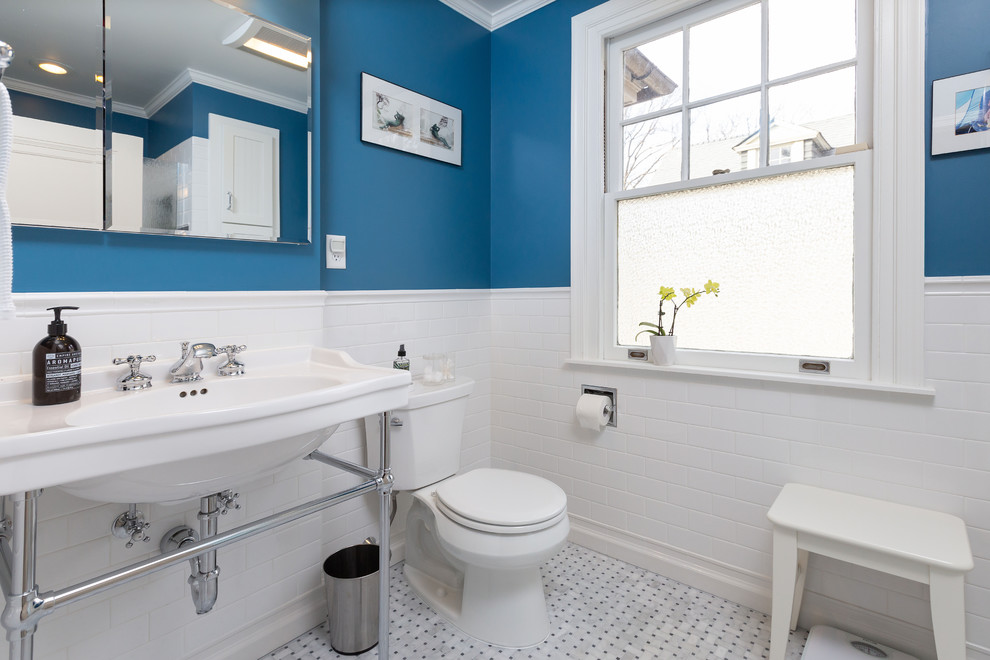 Источник вдохновения для домашнего уюта: ванная комната среднего размера в стиле модернизм с душем в нише, раздельным унитазом, белой плиткой, плиткой кабанчик, синими стенами, душевой кабиной, подвесной раковиной, белым полом и душем с распашными дверями