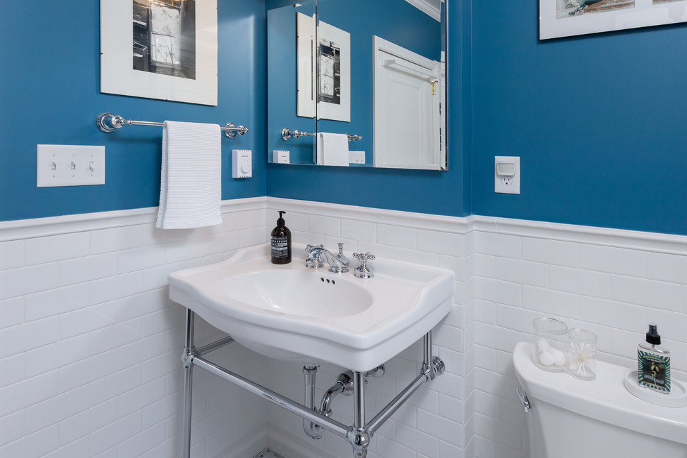 Esempio di una stanza da bagno con doccia minimalista di medie dimensioni con doccia alcova, WC a due pezzi, piastrelle bianche, piastrelle diamantate, pareti blu, lavabo sospeso, pavimento bianco e porta doccia a battente