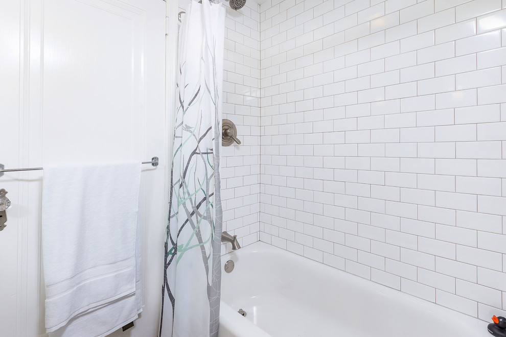 Пример оригинального дизайна: маленькая ванная комната в стиле неоклассика (современная классика) с ванной в нише, душем над ванной, белой плиткой, плиткой кабанчик, белыми стенами, душевой кабиной и шторкой для ванной для на участке и в саду