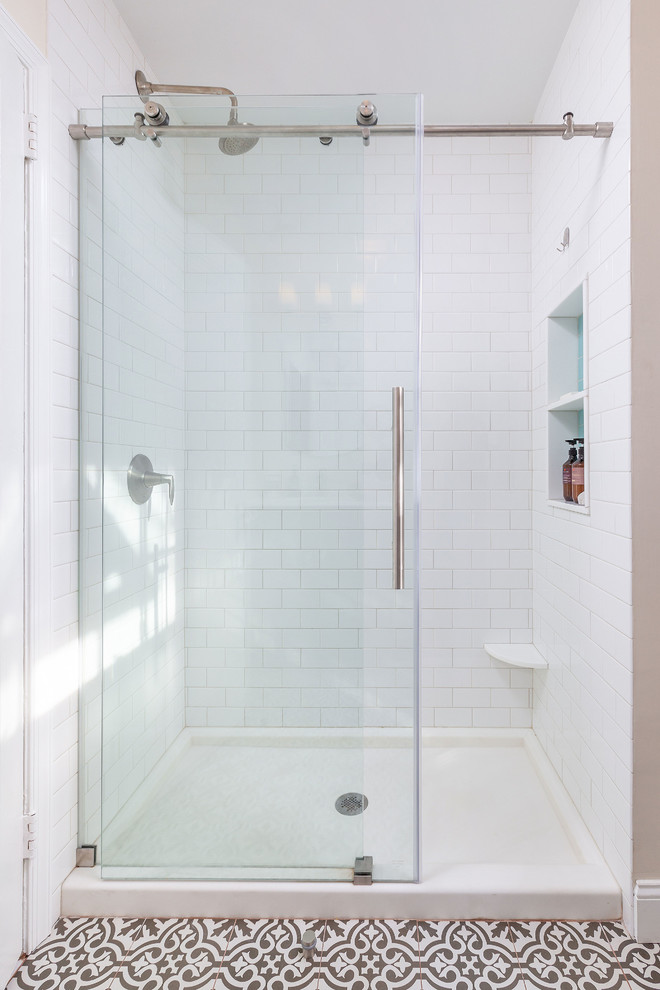 Идея дизайна: маленькая ванная комната в современном стиле с душем в нише, белой плиткой, плиткой кабанчик, розовыми стенами, полом из цементной плитки, душевой кабиной, разноцветным полом и душем с раздвижными дверями для на участке и в саду