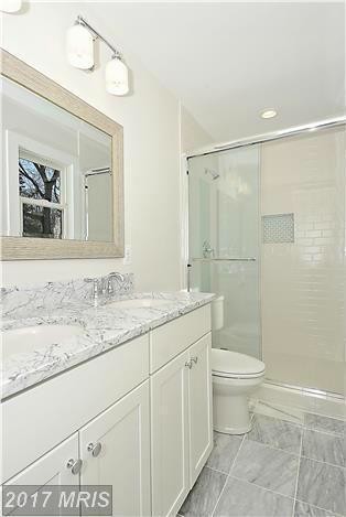 Пример оригинального дизайна: ванная комната среднего размера в классическом стиле с фасадами в стиле шейкер, белыми фасадами, душем над ванной, раздельным унитазом, белой плиткой, плиткой кабанчик, белыми стенами, мраморным полом, душевой кабиной, врезной раковиной, мраморной столешницей, белым полом и душем с раздвижными дверями