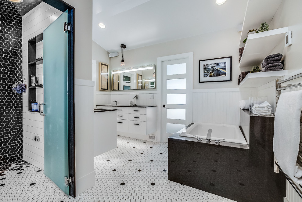 Foto på ett stort funkis en-suite badrum, med släta luckor, vita skåp, ett hörnbadkar, svart och vit kakel, porslinskakel, flerfärgade väggar, klinkergolv i porslin, ett undermonterad handfat, bänkskiva i kvarts och en kantlös dusch
