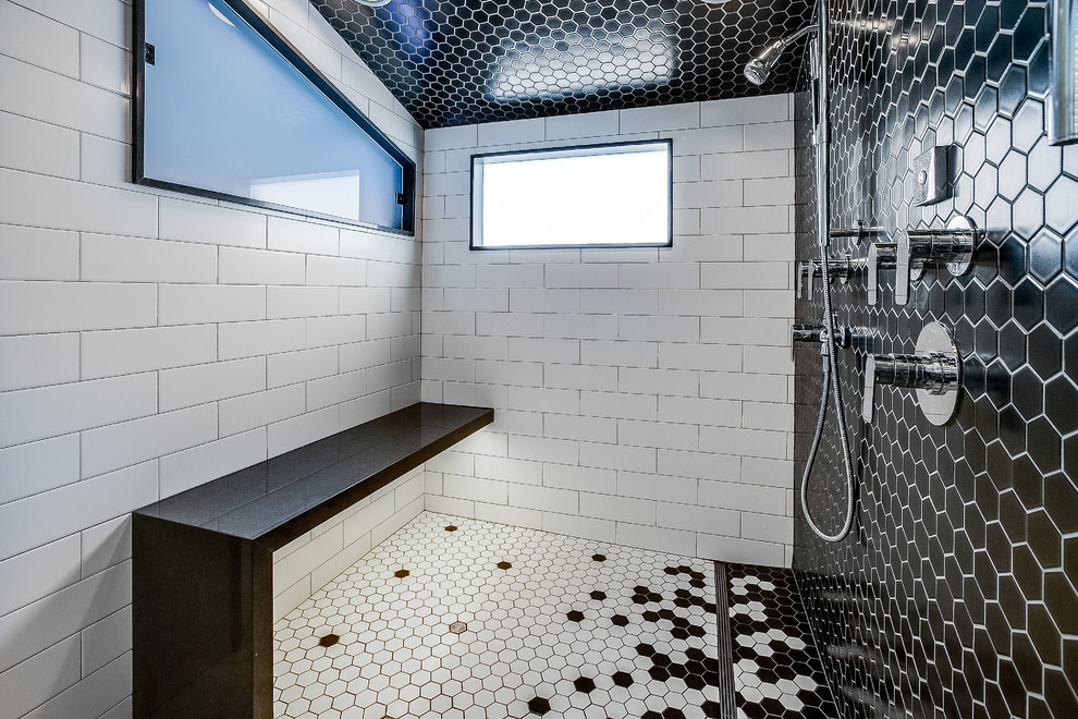 シアトルにある広いコンテンポラリースタイルのおしゃれな浴室 (フラットパネル扉のキャビネット、白いキャビネット、モノトーンのタイル、磁器タイル、マルチカラーの壁、磁器タイルの床、アンダーカウンター洗面器、クオーツストーンの洗面台、ダブルシャワー) の写真