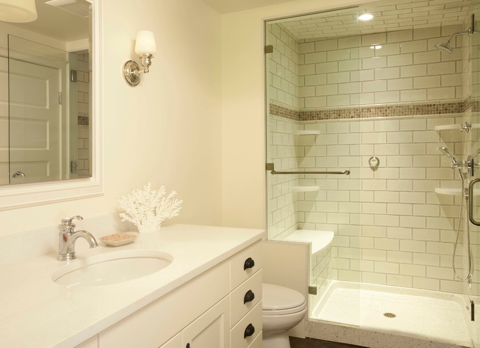 Foto de cuarto de baño minimalista de tamaño medio con lavabo bajoencimera, puertas de armario blancas, baldosas y/o azulejos blancos y aseo y ducha