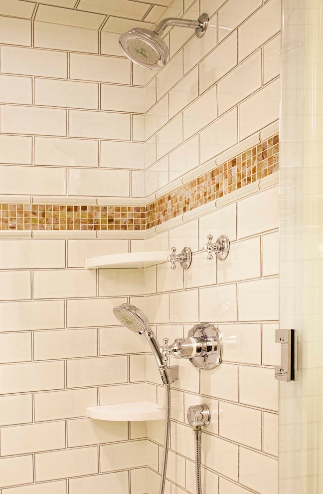 Modelo de cuarto de baño moderno de tamaño medio con baldosas y/o azulejos blancos, paredes blancas y aseo y ducha