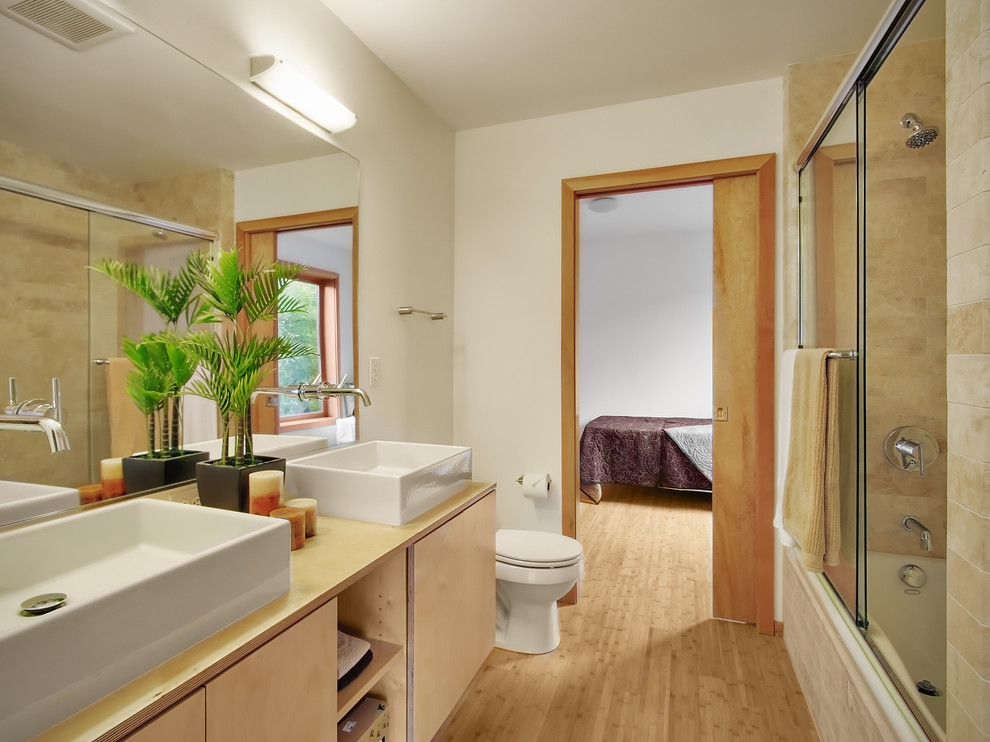 Diseño de cuarto de baño contemporáneo con lavabo sobreencimera
