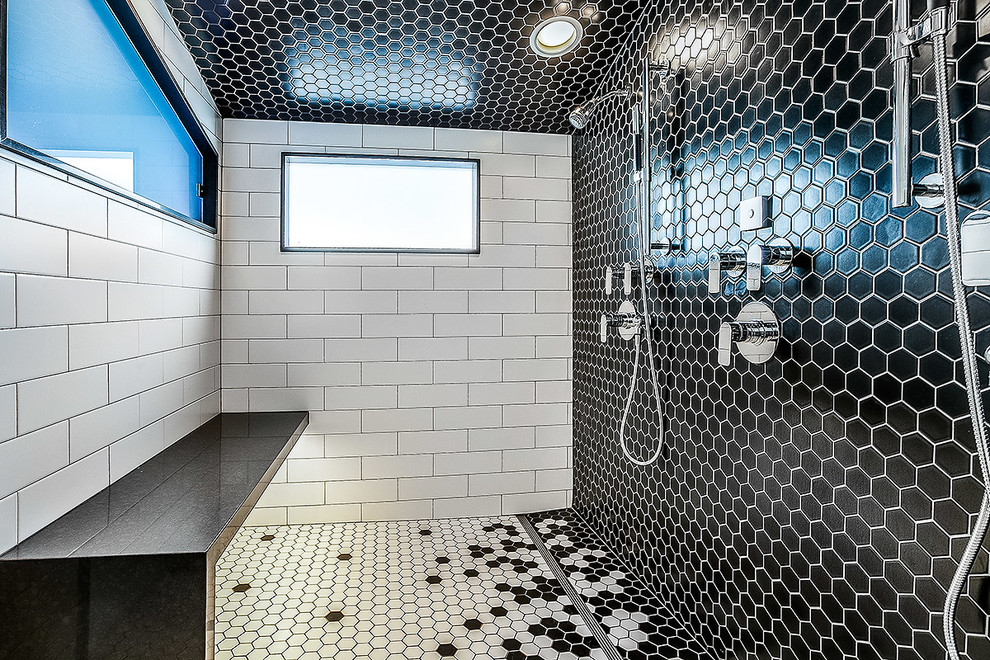 Exemple d'une salle de bain principale tendance avec un placard à porte plane, des portes de placard blanches, une baignoire en alcôve, un carrelage blanc, un mur blanc et un sol multicolore.