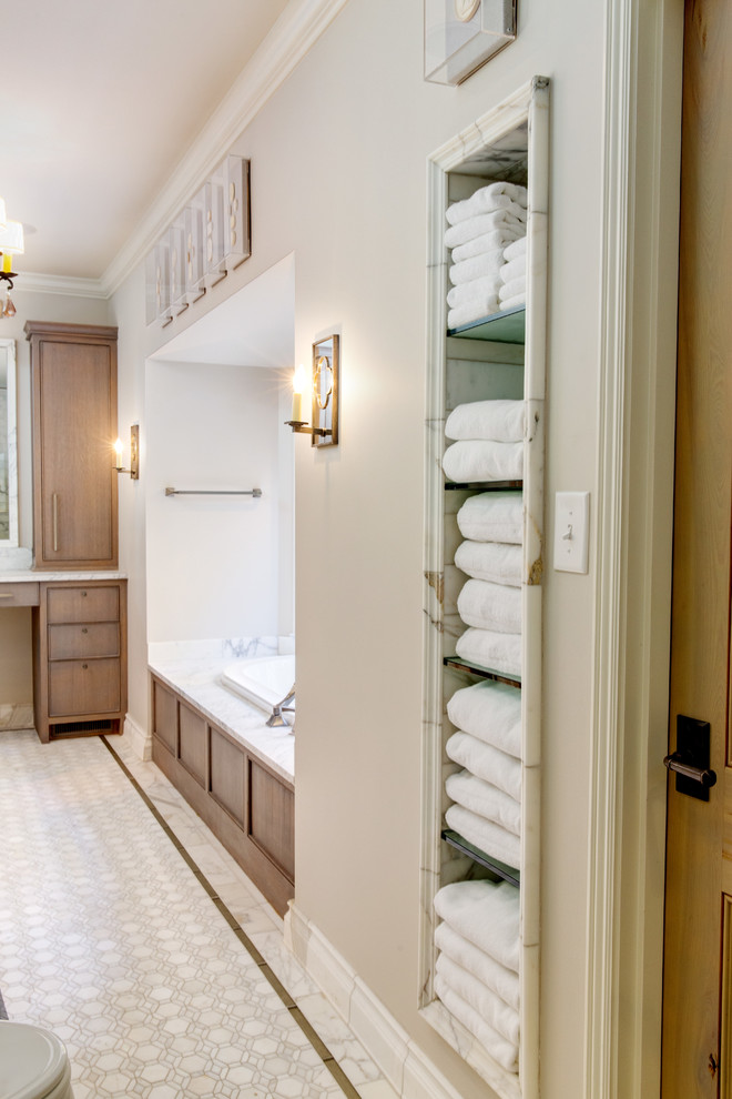 Immagine di una grande stanza da bagno padronale tradizionale con ante a filo, ante in legno chiaro, top in marmo, piastrelle bianche e piastrelle in pietra