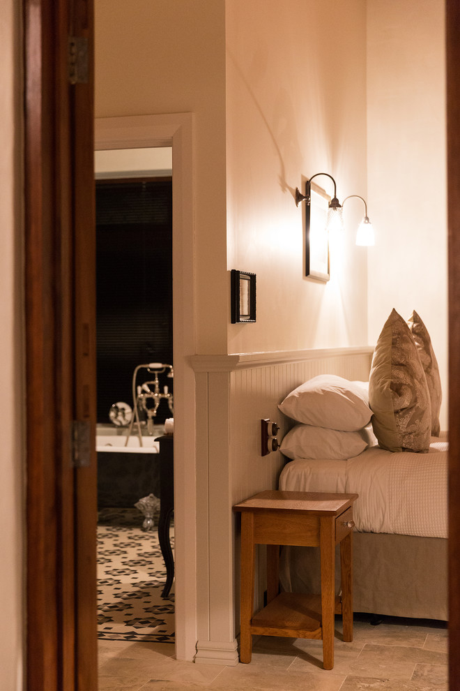 Idéer för mellanstora vintage en-suite badrum, med ett badkar med tassar, våtrum, vit kakel, porslinskakel och ett piedestal handfat
