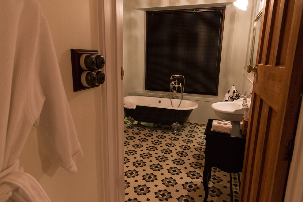 На фото: главная ванная комната среднего размера в классическом стиле с ванной на ножках, душевой комнатой, белой плиткой, керамогранитной плиткой и раковиной с пьедесталом