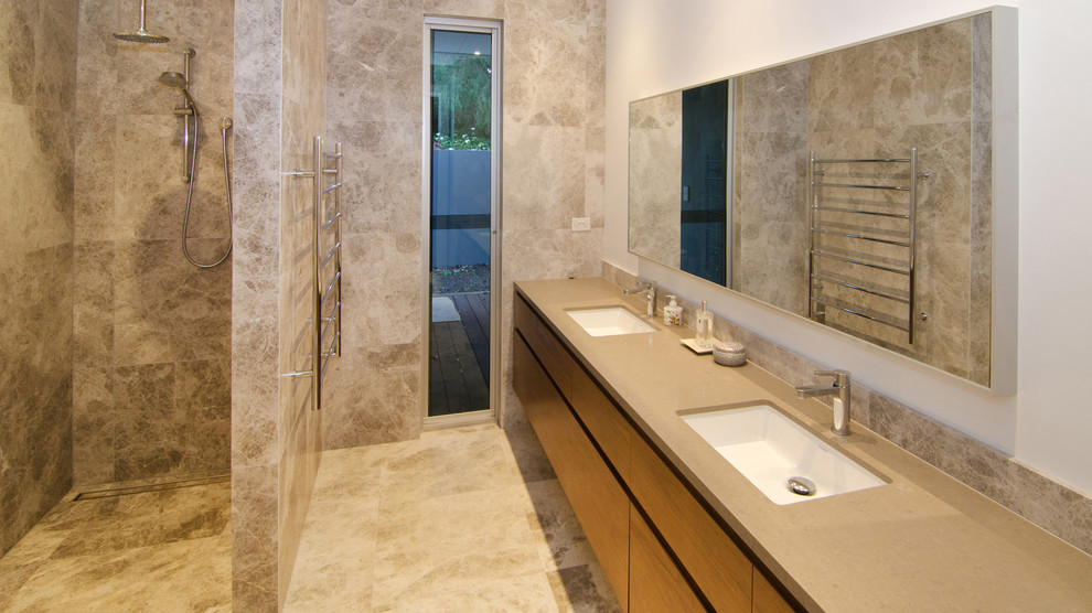 На фото: большая главная ванная комната в стиле модернизм