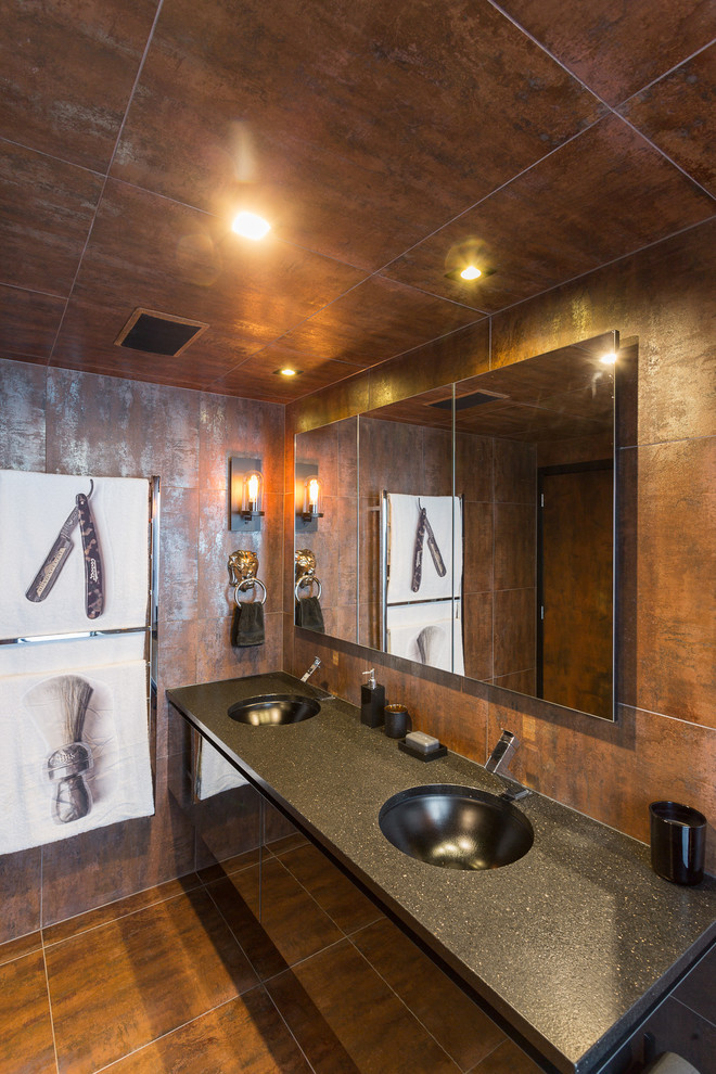 Idéer för mellanstora industriella en-suite badrum, med svarta skåp, en vägghängd toalettstol, brun kakel, kakel i metall, bruna väggar, ett undermonterad handfat, granitbänkskiva och klinkergolv i porslin