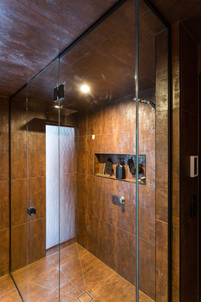 Пример оригинального дизайна: главная ванная комната среднего размера в стиле лофт с черными фасадами, двойным душем, инсталляцией, коричневой плиткой, металлической плиткой, коричневыми стенами, врезной раковиной и столешницей из гранита